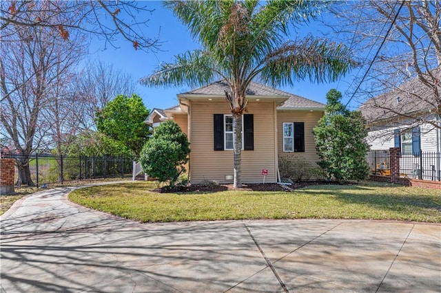 view of front of house featuring a front lawn and fence