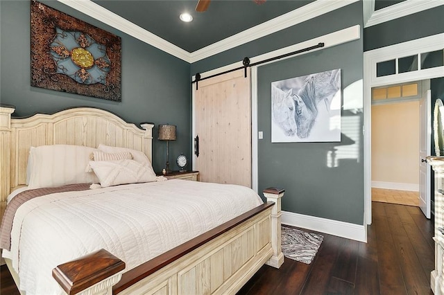 bedroom with dark wood finished floors, recessed lighting, a barn door, ornamental molding, and baseboards