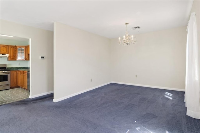 empty room with an inviting chandelier, visible vents, baseboards, and dark colored carpet