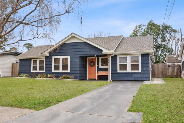 132 Coventry Ct, River Ridge, LA 70123 - view of front of house with roof with shingles, driveway, fence, and a front lawn