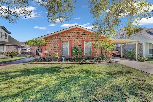 view of front of house featuring a carport, brick siding, a front yard, and driveway