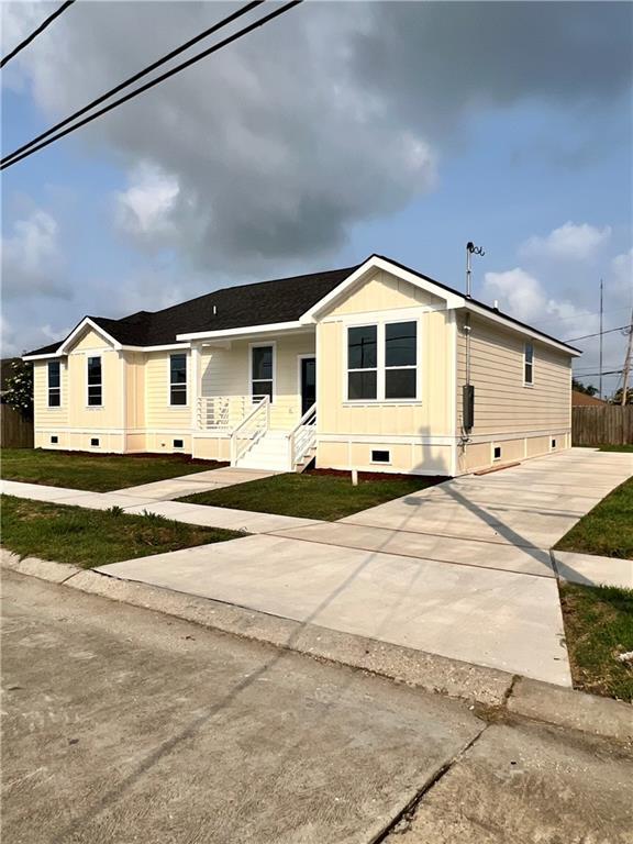 manufactured / mobile home with a front lawn, crawl space, and fence