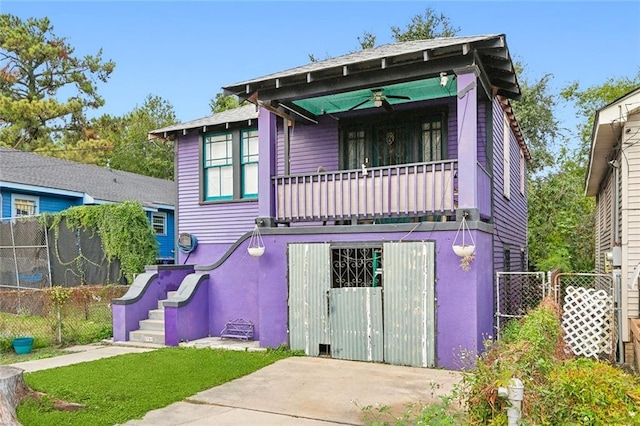 view of front facade with fence and a ceiling fan