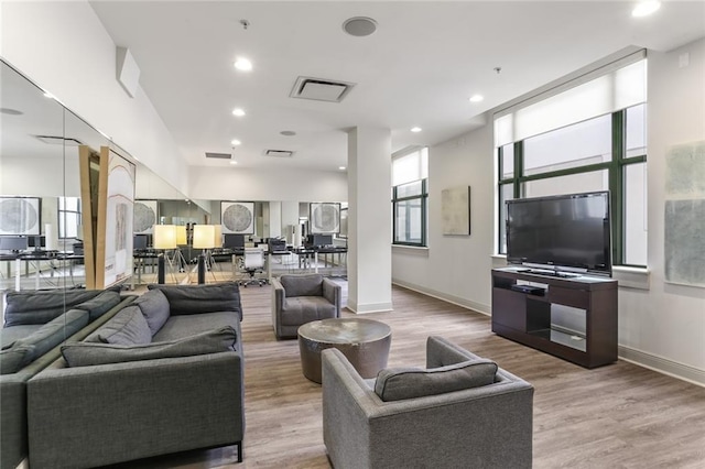 living area with baseboards, visible vents, wood finished floors, and recessed lighting