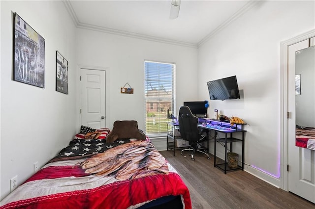 bedroom featuring ornamental molding, wood finished floors, a ceiling fan, and baseboards