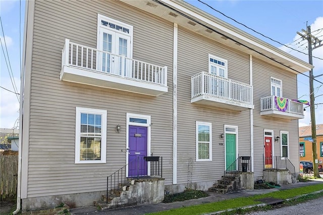 townhome / multi-family property featuring entry steps