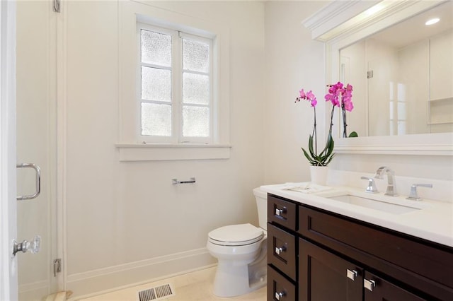 full bath featuring visible vents, toilet, an enclosed shower, vanity, and baseboards