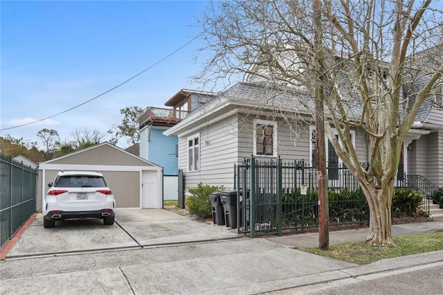 view of front facade featuring a fenced front yard and an outdoor structure