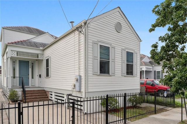 view of side of property featuring a fenced front yard