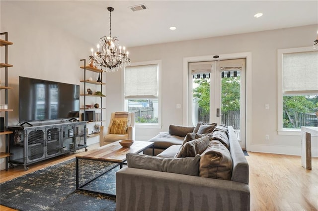 living area with baseboards, visible vents, wood finished floors, and recessed lighting