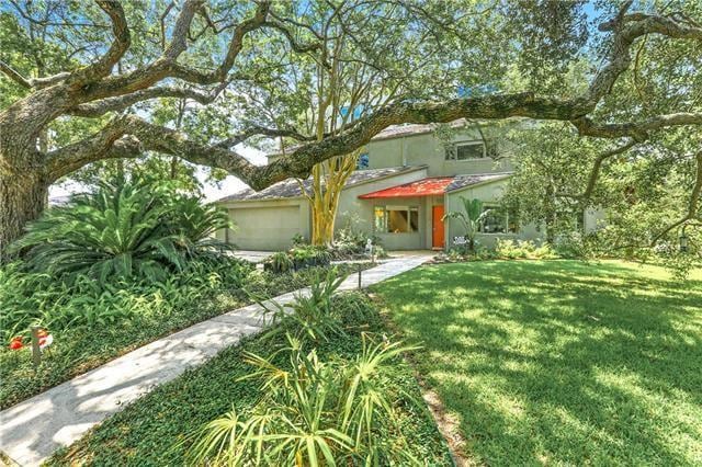 view of front of home featuring a front yard and stucco siding