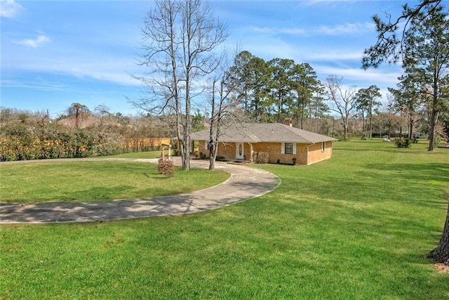 view of yard with driveway