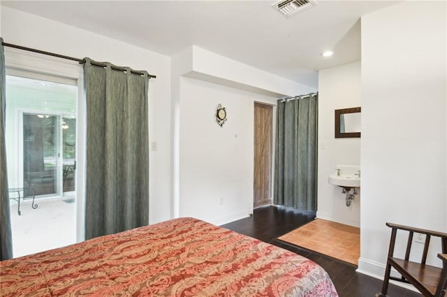 bedroom with dark wood-style flooring, recessed lighting, visible vents, and baseboards