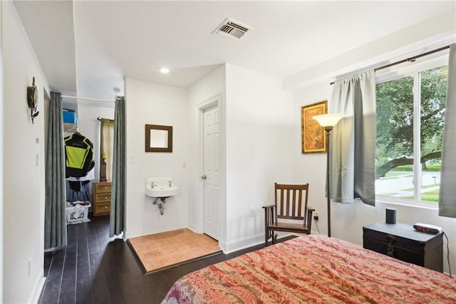 bedroom with dark wood-style floors, recessed lighting, visible vents, and baseboards