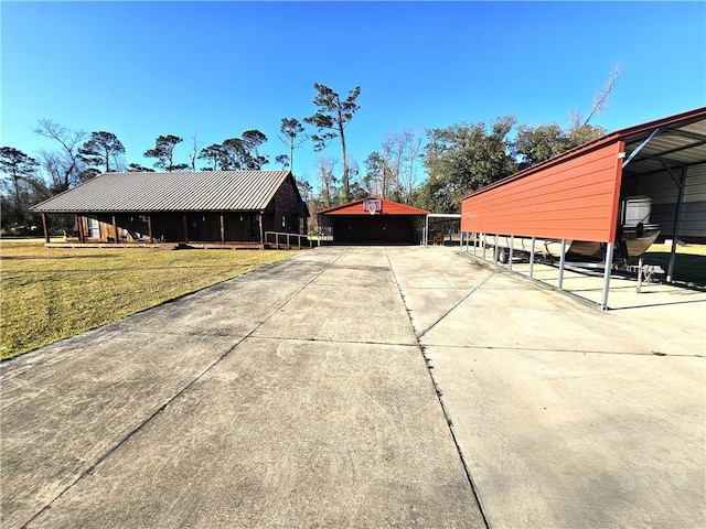 view of side of home featuring a lawn and a detached garage