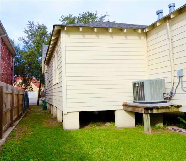 312 W Robert E Lee Blvd, New Orleans, LA 70124 - view of side of property with a yard and roof with shingles