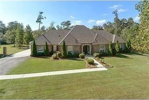 view of front facade with a front yard