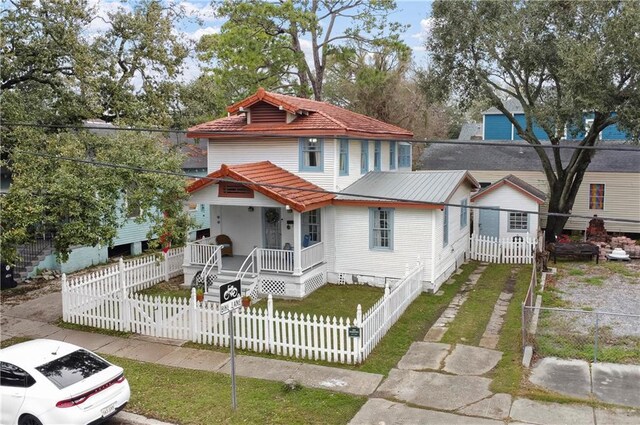 view of front of home featuring a fenced front yard