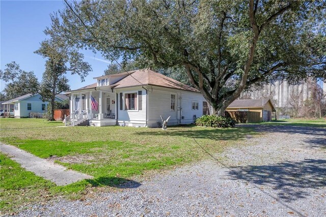 view of front facade featuring a front yard and driveway