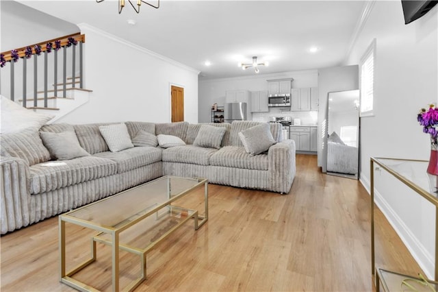 living room featuring a notable chandelier, recessed lighting, light wood-style flooring, ornamental molding, and baseboards