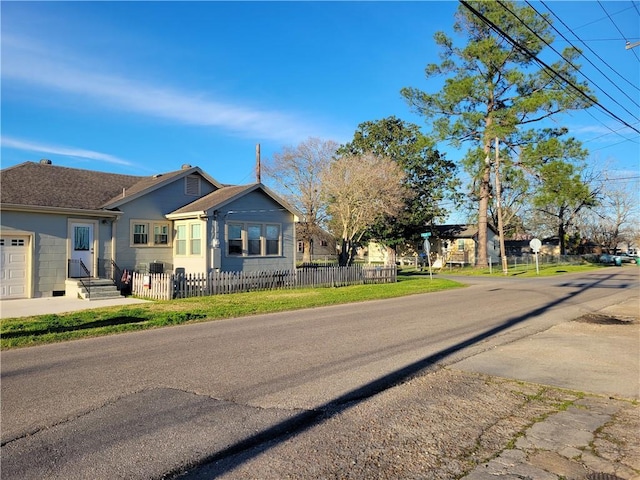 view of front of property featuring a fenced front yard