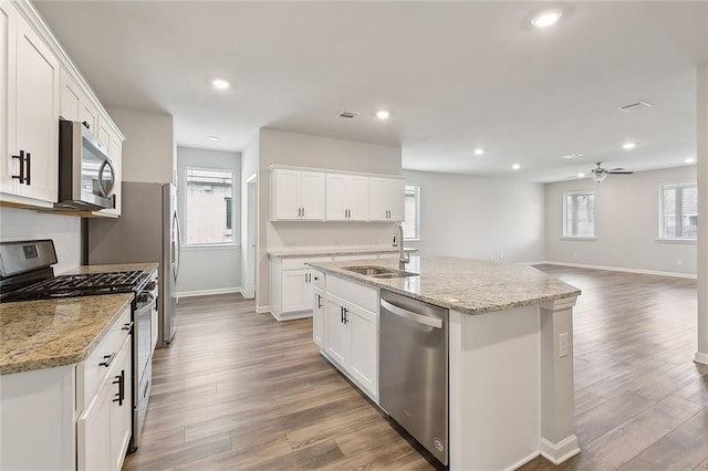 5635 Oak Trace Dr, Saint Gabriel, LA 70776 - kitchen featuring stainless steel appliances, a sink, baseboards, light wood-type flooring, and recessed lighting