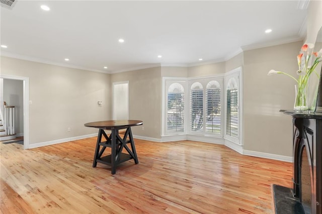 dining room with light wood-type flooring, baseboards, ornamental molding, and recessed lighting