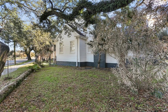 view of side of property featuring a lawn