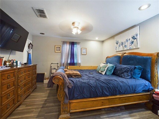 bedroom featuring ceiling fan, wood finished floors, visible vents, and recessed lighting