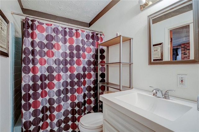 full bathroom with a textured ceiling, vanity, toilet, and a shower with curtain