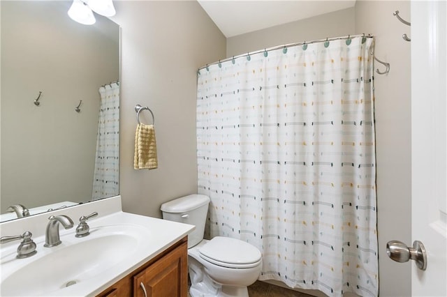 full bathroom featuring toilet, curtained shower, and vanity