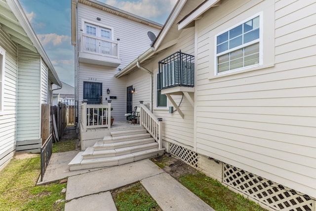 entrance to property featuring crawl space