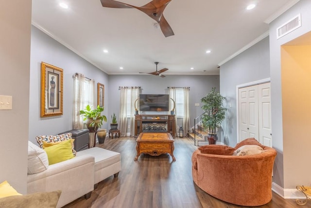 living room with a ceiling fan, visible vents, wood finished floors, and recessed lighting