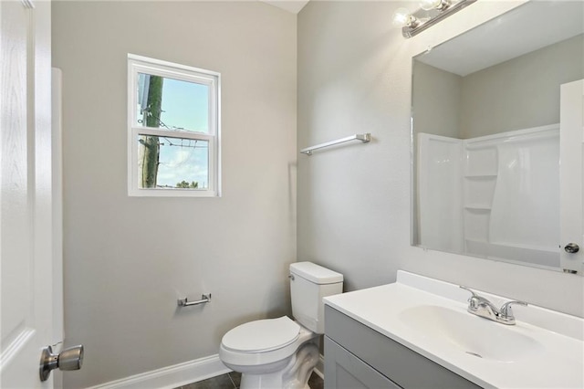 full bathroom featuring a shower, toilet, vanity, and baseboards