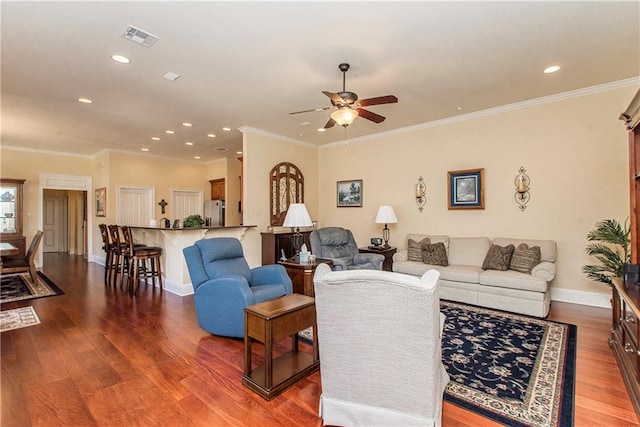 living room with baseboards, visible vents, wood finished floors, and recessed lighting