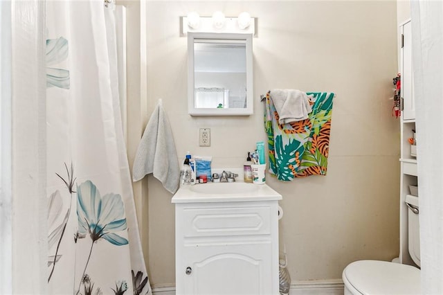 bathroom with toilet, a shower with curtain, and vanity