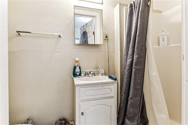 full bath with curtained shower and vanity