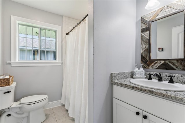 full bath featuring toilet, tile patterned floors, vanity, baseboards, and a shower with curtain