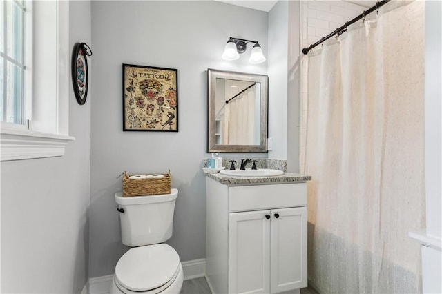 full bath featuring baseboards, vanity, toilet, and a shower with curtain