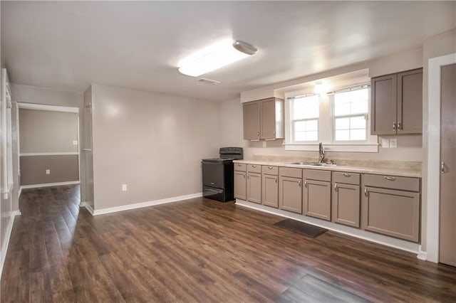 kitchen featuring a sink, dark wood-style floors, gray cabinets, and black electric range oven