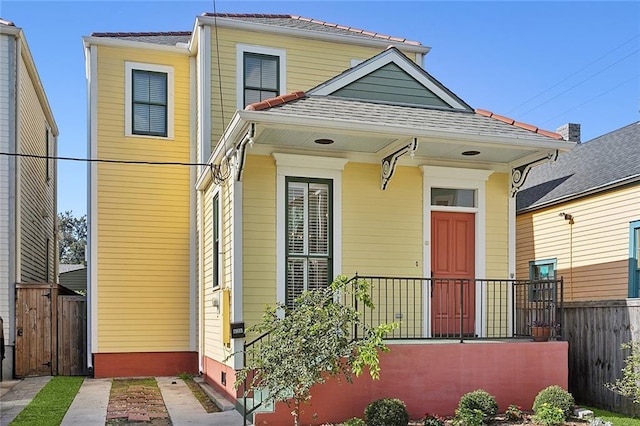 view of front of property featuring fence