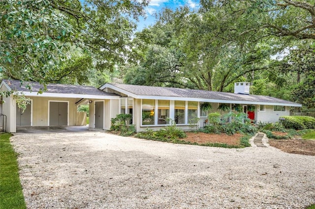 view of front facade with driveway and a carport