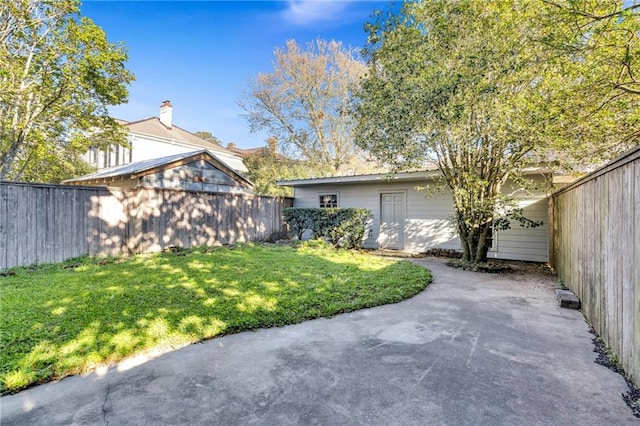 view of front of home featuring a patio area, a fenced backyard, and a front lawn