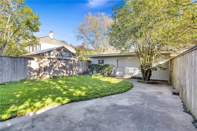 view of yard featuring a patio