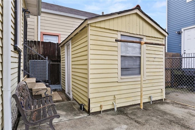 632 S Solomon St, New Orleans, LA 70119 - view of outdoor structure featuring an outbuilding and fence