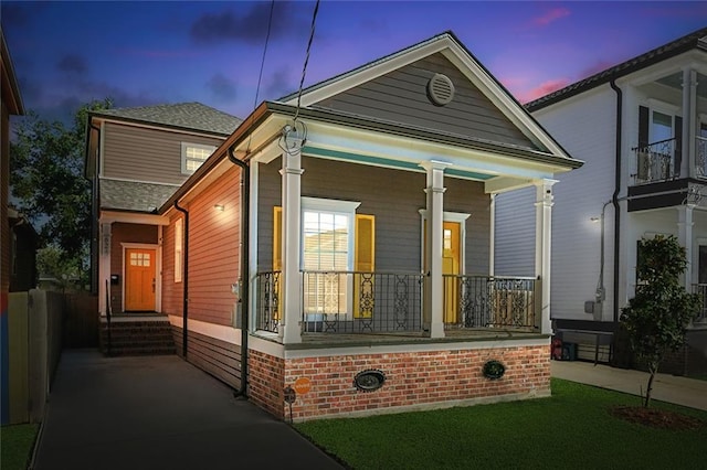 view of front of property featuring a porch