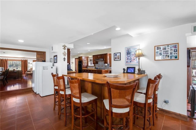 interior space with visible vents, dark tile patterned flooring, recessed lighting, and baseboards