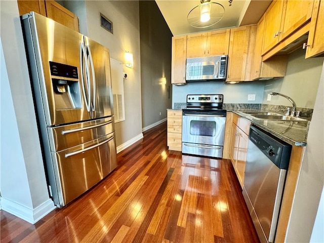 kitchen featuring visible vents, a sink, baseboards, stainless steel appliances, and dark wood-style flooring