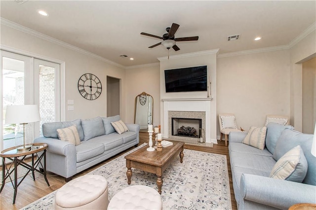 living room featuring visible vents, recessed lighting, crown molding, and wood finished floors