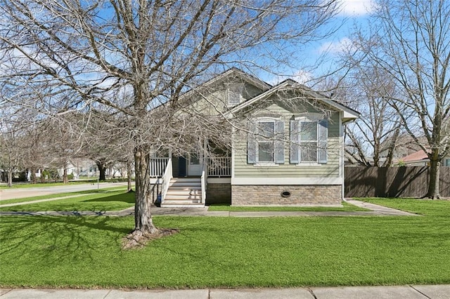 view of front of house featuring a front lawn and fence